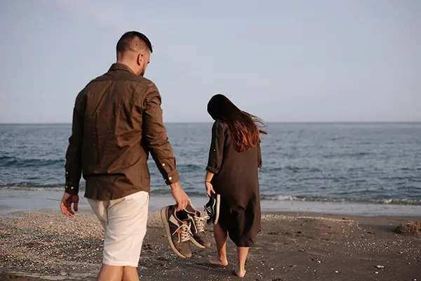 Sesión de fotos de preboda natural en la playa de Cabopino en Marbella.